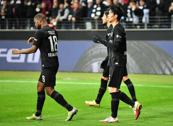 21 10 2021, xjhx, football UEFA Europa League, Eintracht Frankfurt Olympiakos Piraeus emspor, v l goal celebration after the goal celebrating the goal celebrate 3 1 by Daichi Kamada Eintracht Frankfurt DFL DFB REGULATIONS PROHIBIT ANY USE OF PHOTOGRAPHS as IMAGE SEQUENCES and or QUASI VIDEO Frankfurt am Main