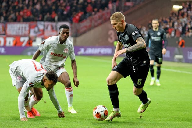 Frankfurt, Germany 21 October 2021 Europa League 2021 2022 Eintracht Frankfurt vs Olympiakos Piraeus v li in duel Kenny Lala Piraeus vs Kristijan Jakic Frankfurt Deutsche Bank Park Hessen Copyright: xFotostandx xRacochax