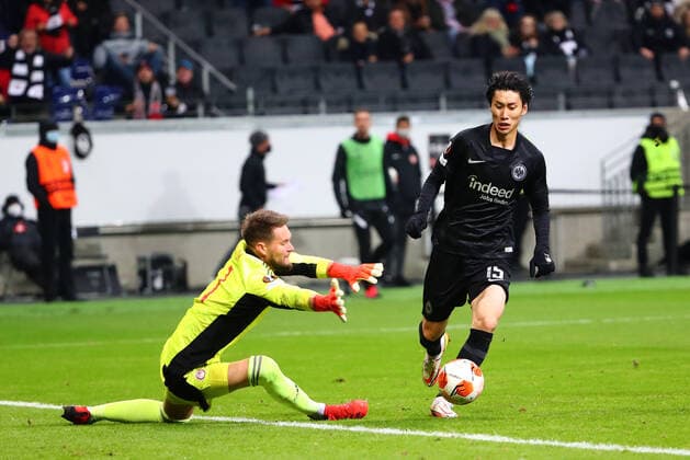 Daichi Kamada Frankfurt gets round Tomas Vaclik Piraeus and then scores to make it 3 1 Eintracht Frankfurt vs Olympiakos Piraeus, Football, Europa League, 21 10 2021 Eintracht Frankfurt vs Olympiakos Piraeus, Football, Europa League, 21 10 2021 Frankfurt Copyright: xEibner-Pressefotox EP_RWS