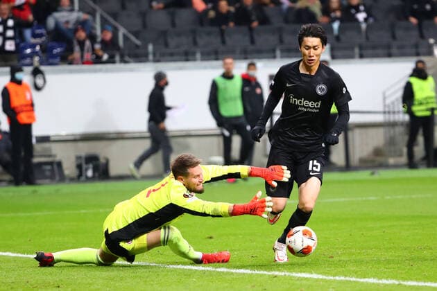 Daichi Kamada Frankfurt gets round Tomas Vaclik Piraeus and then scores to make it 3 1 Eintracht Frankfurt vs Olympiakos Piraeus, Football, Europa League, 21 10 2021 Eintracht Frankfurt vs Olympiakos Piraeus, Football, Europa League, 21 10 2021 Frankfurt Copyright: xEibner-Pressefotox EP_RWS