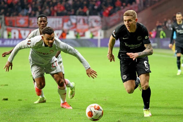 Frankfurt, Germany 21 October 2021 Europa League 2021 2022 Eintracht Frankfurt vs Olympiakos Piraeus v li in duel Kenny Lala Piraeus vs Kristijan Jakic Frankfurt Deutsche Bank Park Hessen Copyright: xFotostandx xRacochax