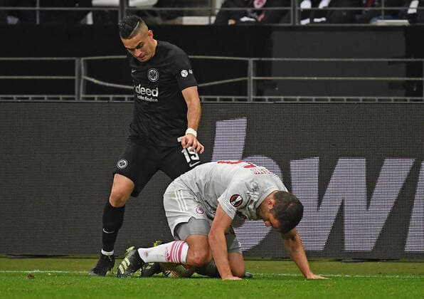 21 10 2021, xjhx, football UEFA Europa League, Eintracht Frankfurt Olympiakos Piraeus emspor, v l Rafael Borre, Rafael Santos Borre Maury Eintracht Frankfurt Sokratis Papasthathopoulos Olympiakos Piraeus duel, action, action, battle for the ball DFL DFB REGULATIONS PROHIBIT ANY USE OF PHOTOGRAPHS as IMAGE SEQUENCES and or QUASI VIDEO Frankfurt am Main