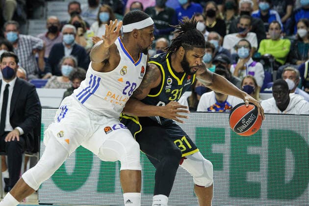 October 21, 2021, MADRID, MADRID, SPAIN: Guerschon Yabusele of Real Madrid and Devin Booker of Fenerbahce in action during Turkish Airlines Euroleague basketball match between Real Madrid and Fenerbahce at Wizink Center on October 21th, 2021 in Madrid, Spain. MADRID SPAIN - ZUMAa181 20211021_zaa_a181_081 Copyright: xIrinaxR.xHipolitox