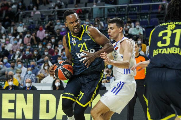 October 21, 2021, MADRID, MADRID, SPAIN: Dyshawn Pierre of Fenerbahce and Carlos Alocen Arrondo of Real Madrid in action during Turkish Airlines Euroleague basketball match between Real Madrid and Fenerbahce at Wizink Center on October 21th, 2021 in Madrid, Spain. MADRID SPAIN - ZUMAa181 20211021_zaa_a181_085 Copyright: xIrinaxR.xHipolitox