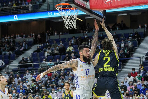 October 21, 2021, MADRID, MADRID, SPAIN: Vicent Poirier of Real Madrid and Sehmus Hazer of Fenerbahce in action during Turkish Airlines Euroleague basketball match between Real Madrid and Fenerbahce at Wizink Center on October 21th, 2021 in Madrid, Spain. MADRID SPAIN - ZUMAa181 20211021_zaa_a181_086 Copyright: xIrinaxR.xHipolitox
