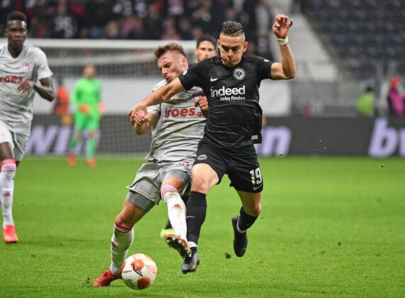 21 10 2021, xjhx, football UEFA Europa League, Eintracht Frankfurt Olympiakos Piraeus emspor, v l Oleg Reabciuk Olympiakos Piraeus Rafael Borre, Rafael Santos Borre Maury Eintracht Frankfurt Zweikampf, action, action, battle for the ball DFL DFB REGULATIONS PROHIBIT ANY USE OF PHOTOGRAPHS as IMAGE SEQUENCES and or QUASI VIDEO Frankfurt am Main
