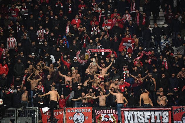 21 10 2021, xjhx, football UEFA Europa League, Eintracht Frankfurt Olympiakos Piraeus emspor, v l fans spectators Ultras of Olympiakos Piraeus DFL DFB REGULATES PROHIBIT ANY USE OF PHOTOGRAPHS as IMAGE SEQUENCES and or QUASI VIDEO Frankfurt am Main