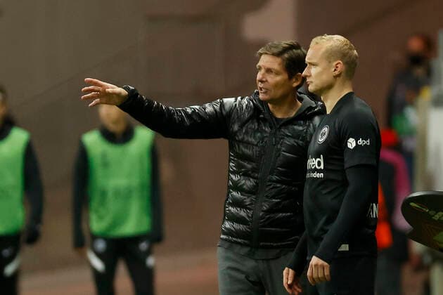 21 10 2021, Football, Europa League 2021 2022, Eintracht Frankfurt Olympiakos Piraeus, GER, Frankfurt am Main, Deutsche Bank Park Picture from left Coach Oliver Glasner Eintracht Frankfurt and Sebastian Rode Eintracht Frankfurt DFL REGULATES PROHIBIT ANY USE OF PHOTOGRAPHS AS IMAGE SEQUENCES AND OR QUASI VIDEO Copyright: HMBxMedia xHeikoxBecker