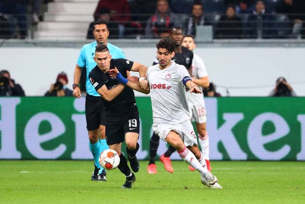 Rafael Borre Frankfurt in duel with Andreas Bouchalakis Piraeus Eintracht Frankfurt vs Olympiakos Piraeus, Football, Europa League, 21 10 2021 Eintracht Frankfurt vs Olympiakos Piraeus, Football, Europa League, 21 10 2021 Frankfurt Copyright: xEibner-Pressefotox EP_RWS