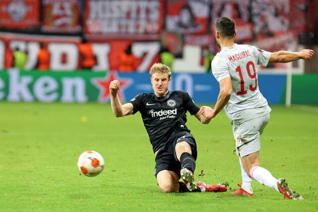 Frankfurt, Germany 21 October 2021 Europa League 2021 2022 Eintracht Frankfurt vs Olympiakos Piraeus v li in duel Martin Hinteregger Frankfurt vs Georgios Masouras Piraeus Deutsche Bank Park Hesse. Copyright: xFotostandx xRacochax