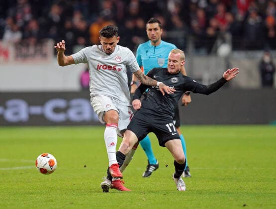 21 10 2021, xovx, football UEFA Europa League, Eintracht Frankfurt Olympiakos Piraeus v l Tiquinho Soares Olympiakos Piraeus , Sebastian Rode Eintracht Frankfurt DFL DFB REGULATES PROHIBIT ANY USE OF PHOTOGRAPHS as IMAGE SEQUENCES and or QUASI VIDEO emspor Frankfurt