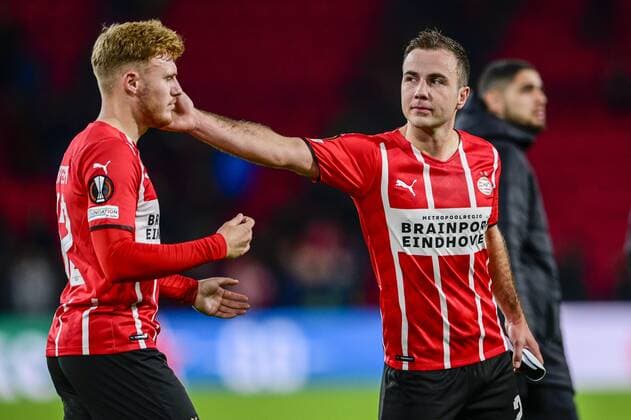 EINDHOVEN Mario Gotze of PSV Eindhoven consoles Yorbe Vertessen of PSV Eindhoven during the UEFA Europa League match between PSV Eindhoven and AS Monaco at Phillips Stadium on October 21, 2021 in Eindhoven, Netherlands ANP OLAF KRAAK UEFA Europa League 2021 2022 xVIxANPxSportx xxANPxIVx 439508510