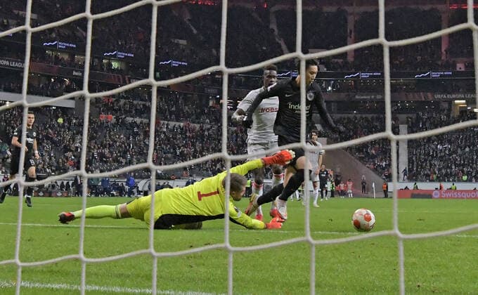 21 10 2021, xjhx, football UEFA Europa League, Eintracht Frankfurt Olympiakos Piraeus emspor, v l Daichi Kamada Eintracht Frankfurt scores the Goal 3 1 DFL DFB REGULATIONS PROHIBIT ANY USE OF PHOTOGRAPHS as IMAGE SEQUENCES and or QUASI VIDEO Frankfurt am Main