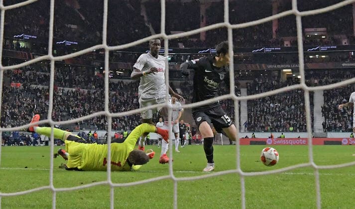 21 10 2021, xjhx, football UEFA Europa League, Eintracht Frankfurt Olympiakos Piraeus emspor, v l Daichi Kamada Eintracht Frankfurt scores the Goal 3 1 DFL DFB REGULATIONS PROHIBIT ANY USE OF PHOTOGRAPHS as IMAGE SEQUENCES and or QUASI VIDEO Frankfurt am Main