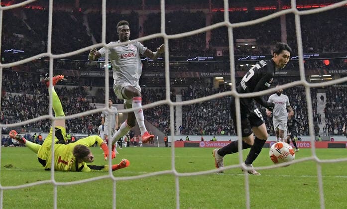 21 10 2021, xjhx, football UEFA Europa League, Eintracht Frankfurt Olympiakos Piraeus emspor, v l Daichi Kamada Eintracht Frankfurt scores the Goal 3 1 DFL DFB REGULATIONS PROHIBIT ANY USE OF PHOTOGRAPHS as IMAGE SEQUENCES and or QUASI VIDEO Frankfurt am Main