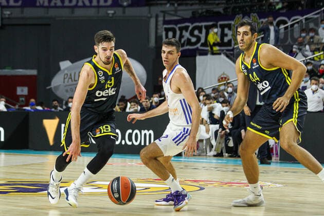 October 21, 2021, MADRID, MADRID, SPAIN: Nando de Colo of Fenerbahce, Carlos Alocen Arrondo of Real Madrid and Ahmet Duverioglu of Fenerbahce in action during Turkish Airlines Euroleague basketball match between Real Madrid and Fenerbahce at Wizink Center on October 21th, 2021 in Madrid, Spain. MADRID SPAIN - ZUMAa181 20211021_zaa_a181_113 Copyright: xIrinaxR.xHipolitox