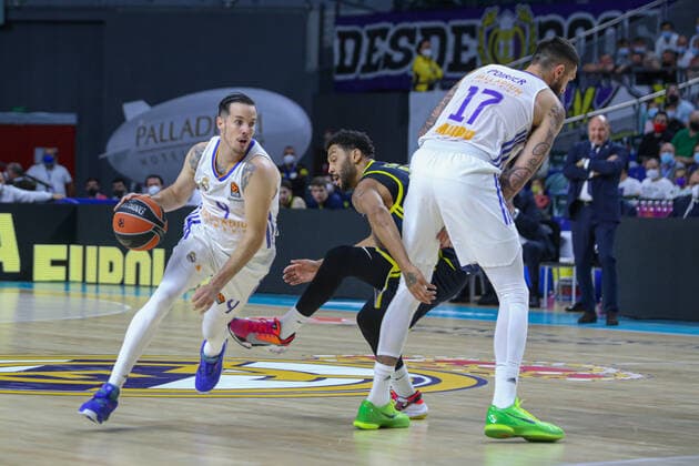 15th October 2021; Wizink Center; Madrid, Spain; Turkish Airlines Euroleague Basketball , Real Madrid versus Fenerbahce Beko Istanbul; Thomas Heurtel (Real Madrid Baloncesto) breaks away from the defense of Pierria Henry (Fenerbahce Beko Istanbul) with block s Vincent Poirier (Real Madrid Baloncesto)  ActionPlus12332402 AgenciaLOF