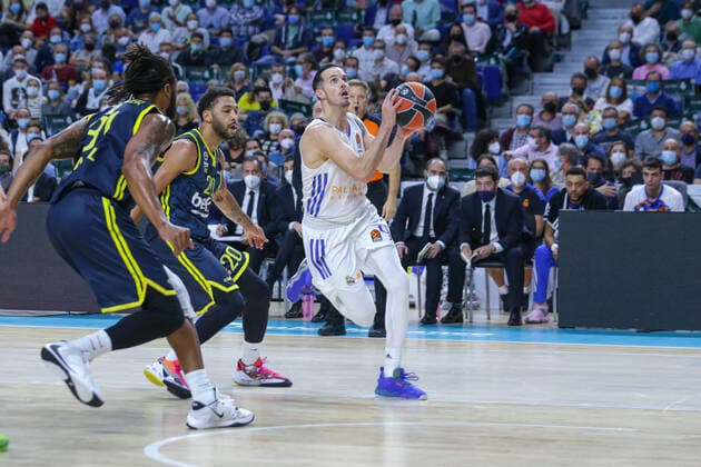 15th October 2021; Wizink Center; Madrid, Spain; Turkish Airlines Euroleague Basketball , Real Madrid versus Fenerbahce Beko Istanbul; Thomas Heurtel (Real Madrid Baloncesto) breaks away from the defense of Pierria Henry and Devin Booker (Fenerbahce Beko Istanbul)  ActionPlus12332404 AgenciaLOF