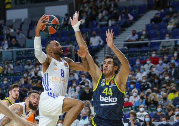 15th October 2021; Wizink Center; Madrid, Spain; Turkish Airlines Euroleague Basketball , Real Madrid versus Fenerbahce Beko Istanbul; Adam Hanga (Real Madrid Baloncesto) breaks away from the defense of Ahmet Duverioglu (Fenerbahce Beko Istanbul)  ActionPlus12332407 AgenciaLOF