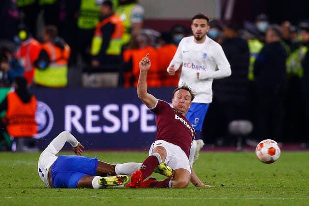 West Ham United v KRC Genk UEFA Europa League Angelo Preciado of KRC Genk and Mark Noble of West Ham United in action during the UEFA Europa League Group H match at the London Stadium, Stratford Content Not Available For UK Newspapers Copyright: xPaulxChestertonx FIL-16007-0089