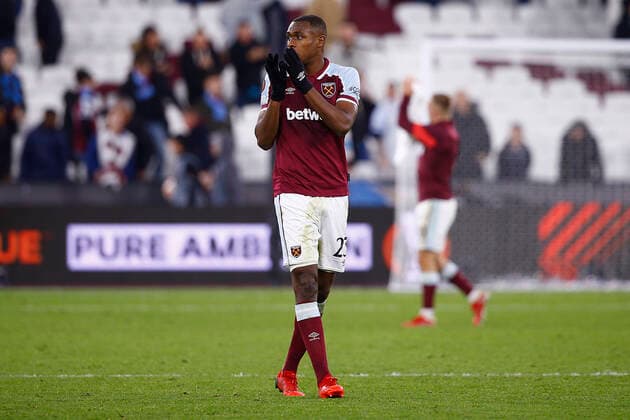West Ham United v KRC Genk UEFA Europa League Issa Diop of West Ham United applauds the fans at the end of the UEFA Europa League Group H match at the London Stadium, Stratford Content Not Available For UK Newspapers Copyright: xPaulxChestertonx FIL-16007-0094