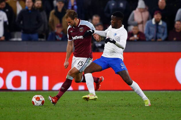 West Ham United v KRC Genk UEFA Europa League Craig Dawson of West Ham United and Ike Ugbo of KRC Genk in action during the UEFA Europa League Group H match at the London Stadium, Stratford Content Not Available For UK Newspapers Copyright: xPaulxChestertonx FIL-16007-0133