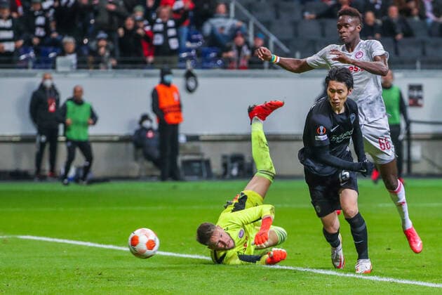 Football UEFA Europa League 03 Matchday Eintracht Frankfurt Olympiakos Piraeus on 21 10 2021 at Deutsche Bank Park in Frankfurt Daichi Kamada Frankfurt scores against goalkeeper Tomas Vaclik Olympiacos 3 to 1 UR