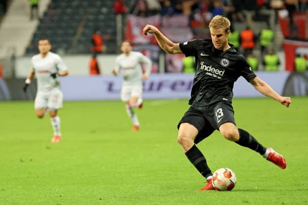 Frankfurt, Germany 21 October 2021 Europa League 2021 2022 Eintracht Frankfurt vs Olympiakos Piraeus Martin Hinteregger Frankfurt flnks into Stradraum Deutsche Bank Park Hessen Copyright: xFotostandx xRacochax