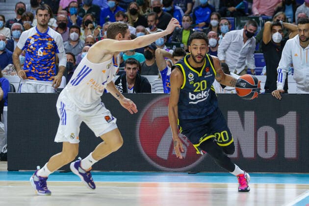 15th October 2021; Wizink Center; Madrid, Spain; Turkish Airlines Euroleague Basketball , Real Madrid versus Fenerbahce Beko Istanbul; Pierria Henry (Fenerbahce Beko Istanbul) breaks away from the defense of Fabien Causeur (Real Madrid Baloncesto)  ActionPlus12332454 AgenciaLOF