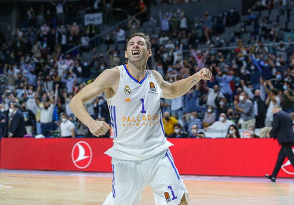 15th October 2021; Wizink Center; Madrid, Spain; Turkish Airlines Euroleague Basketball , Real Madrid versus Fenerbahce Beko Istanbul; Fabien Causeur (Real Madrid Baloncesto) celebrating the victory with the fans  ActionPlus12332458 AgenciaLOF