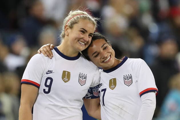 KANSAS CITY, KS - OCTOBER 21: United States midfielder Lindsey Horan (9) and forward Sophia Smith (27) are all smiles after a friendly soccer match between Korea Republic and the United States on Oct 21, 2021 at Children™s Mercy Park in Kansas City, KS. (Photo by Scott Winters Icon Sportswire) SOCCER: OCT 21 Women s - USA v Korea Icon2110210375