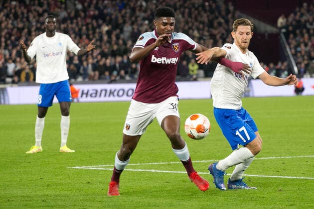 West Ham United v KRC Genk: Group H - UEFA Europa League Ben Johnson of West Ham and Patrik Hrosovsky of KRC Genk battle for the ball during the UEFA Europa League match between West Ham United and KRC Genk at the London Stadium, Stratford on Thursday 21st October 2021. London Greater London United Kingdom  Copyright: xMIxNewsx fletcher-westhamu211021_npaUi