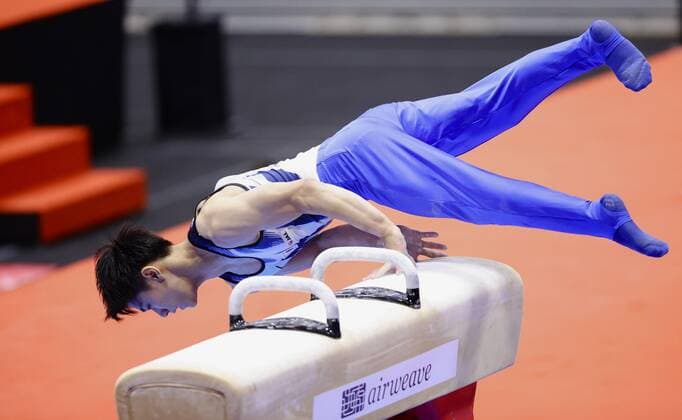 Sport Themen der Woche KW42 Sport Bilder des Tages Artistic gymnastics: World championships Daiki Hashimoto of Japan falls from the pommel horse in the men s all-around final on the fifth day of the artistic gymnastics world championships on Oct. 22, 2021, at Kitakyushu General Gymnasium in Kitakyushu in Fukuoka Prefecture, southwestern Japan.  A14AA0000912971P