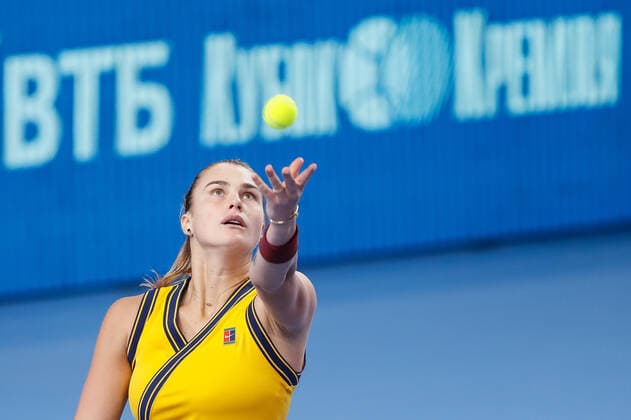 VTB Kremlin Cup 2021 International Tennis Tournament Aryna Sabalenka of Belarus serves the ball to Ekaterina Alexandrova of Russia during the women s singles quarterfinal tennis match of the WTA, Tennis Damen 500 VTB Kremlin Cup 2021 International Tennis Tournament Moscow Russia  Copyright: xMikexKireevx kireev-notitle211022_np44B