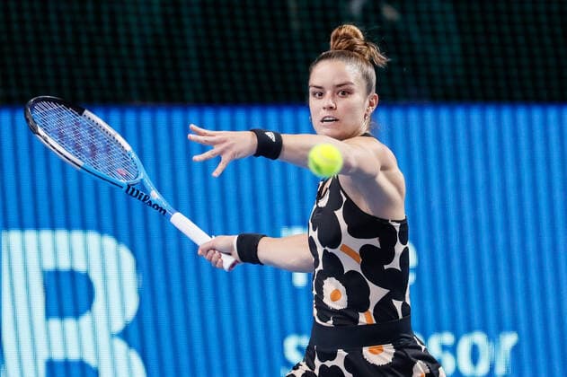 VTB Kremlin Cup 2021 International Tennis Tournament Maria Sakkari of Greece returns the ball to Simona Halep of Romania during the women s singles quarterfinal tennis match of the WTA, Tennis Damen 500 VTB Kremlin Cup 2021 International Tennis Tournament at the Irina Viner-Usmanova Gymnastics Palace on October 22, 2021 in Moscow, Russia. Moscow Russia  Copyright: xMikexKireevx kireev-notitle211022_npUje