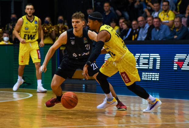 GER, Basketball,BCL, EWE Baskets Oldenburg vs Hamburg Towers 22 10 2021, EWE Arena, Oldenburg, GER, easyCredit BBL, EWE Baskets Oldenburg vs Hamburg Towers, in picture Phil PRESSEY EWE Baskets Oldenburg 11 Justus HOLLATZ Hamburg Towers 21 nordphotoxRojahn nph00310