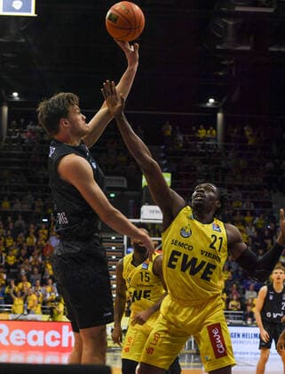 GER, Basketball,BCL, EWE Baskets Oldenburg vs Hamburg Towers 22 10 2021, EWE Arena, Oldenburg, GER, easyCredit BBL, EWE Baskets Oldenburg vs Hamburg Towers, in picture Maik KOTSAR Hamburg Towers 11 Tai ODIASE EWE Baskets Oldenburg 21 nordphotoxRojahn nph00310