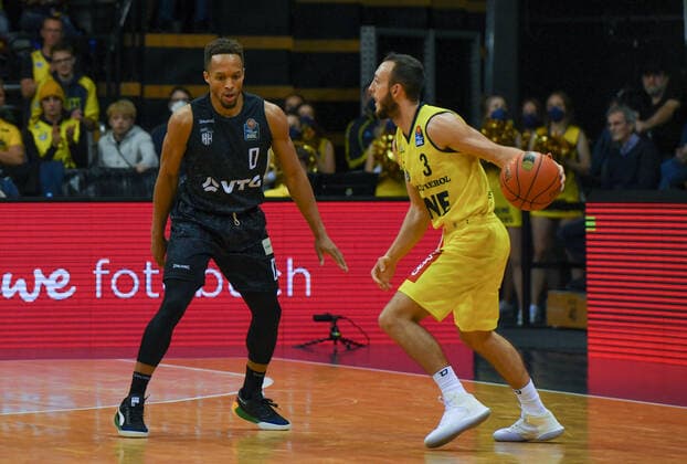 GER, Basketball,BCL, EWE Baskets Oldenburg vs Hamburg Towers 22 10 2021, EWE Arena, Oldenburg, GER, easyCredit BBL, EWE Baskets Oldenburg vs Hamburg Towers, in picture Max HEIDEGGER EWE Baskets Oldenburg 3 Jaylon BROWN Hamburg Towers 0 nordphotoxRojahn nph00310