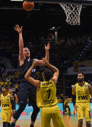 GER, Basketball,BCL, EWE Baskets Oldenburg vs Hamburg Towers 22 10 2021, EWE Arena, Oldenburg, GER, easyCredit BBL, EWE Baskets Oldenburg vs Hamburg Towers, in picture Seth HINRICHS Hamburg Towers 12 Sebastian HERRERA EWE Baskets Oldenburg 7 nordphotoxRojahn nph00310