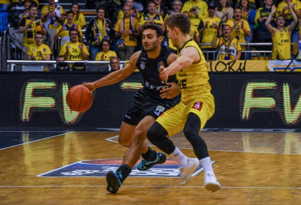 GER, Basketball,BCL, EWE Baskets Oldenburg vs Hamburg Towers 22 10 2021, EWE Arena, Oldenburg, GER, easyCredit BBL, EWE Baskets Oldenburg vs Hamburg Towers, in picture Max DILEO Hamburg Towers 3 Bennet HUNDT EWE Baskets Oldenburg 33 nordphotoxRojahn nph00310