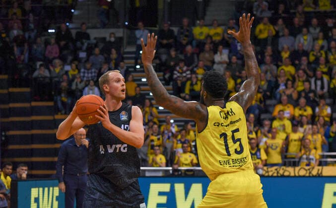 GER, Basketball,BCL, EWE Baskets Oldenburg vs Hamburg Towers 22 10 2021, EWE Arena, Oldenburg, GER, easyCredit BBL, EWE Baskets Oldenburg vs Hamburg Towers, in picture Seth HINRICHS Hamburg Towers 12 Cameron CLARK EWE Baskets Oldenburg 15 nordphotoxRojahn nph00310