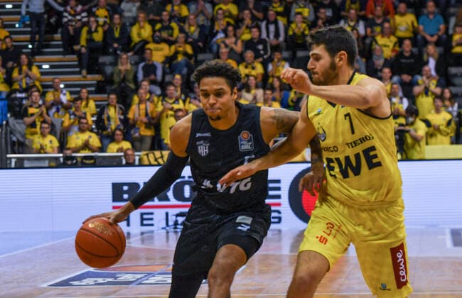GER, Basketball,BCL, EWE Baskets Oldenburg vs Hamburg Towers 22 10 2021, EWE Arena, Oldenburg, GER, easyCredit BBL, EWE Baskets Oldenburg vs Hamburg Towers, in picture Caleb HOMESLEY Hamburg Towers 5 Sebastian HERRERA EWE Baskets Oldenburg 7 nordphotoxRojahn nph00310