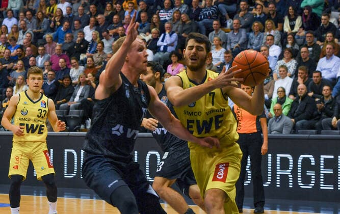 GER, Basketball,BCL, EWE Baskets Oldenburg vs Hamburg Towers 22 10 2021, EWE Arena, Oldenburg, GER, easyCredit BBL, EWE Baskets Oldenburg vs Hamburg Towers, in picture Sebastian HERRERA EWE Baskets Oldenburg 7 Seth HINRICHS Hamburg Towers 12 Bennet HUNDT EWE Baskets Oldenburg 33 nordphotoxRojahn nph00310