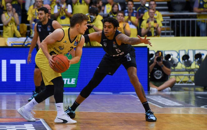 GER, Basketball,BCL, EWE Baskets Oldenburg vs Hamburg Towers 22 10 2021, EWE Arena, Oldenburg, GER, easyCredit BBL, EWE Baskets Oldenburg vs Hamburg Towers, in picture Bennet HUNDT EWE Baskets Oldenburg 33 Caleb HOMESLEY Hamburg Towers 5 nordphotoxRojahn nph00310