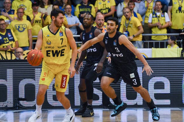 GER, Basketball,BCL, EWE Baskets Oldenburg vs Hamburg Towers 22 10 2021, EWE Arena, Oldenburg, GER, easyCredit BBL, EWE Baskets Oldenburg vs Hamburg Towers, in picture Sebastian HERRERA EWE Baskets Oldenburg 7 Max DILEO Hamburg Towers 3 nordphotoxRojahn nph00310