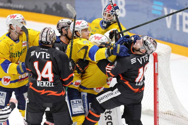 Sport Themen der Woche KW42 Sport Bilder des Tages Löwen Frankfurt Lausitzer Füchse, DEL 2 Schlägerei zwischen Stephane Döring (Lausitzer Füchse, 16) und Matt Carey (Löwen Frankfurt, 10) bei der sich einige weitere Spieler einmischen. Eishockey-Spiel der DEL 2 zwischen den Löwen Frankfurt und den Lausitzer Füchse am 22. Oktober 2021 in der Eissporthalle Frankfurt am Main., Frankfurt am Main Hessen Deutschland Eissporthalle *** Löwen Frankfurt Lausitzer Füchse, DEL 2 brawl between Stephane Döring Lausitzer Füchse, 16 and Matt Carey Löwen Frankfurt, 10 with some other players interfering DEL 2 ice hockey match between Löwen Frankfurt and Lausitzer Füchse on 22 October 2021 at Eissporthalle Frankfurt am Main , Frankfurt am Main Hesse Germany Eissporthalle