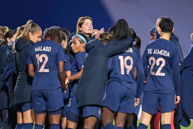 Joie des joueuses de l Equipe de France en fin de match Corinne Diacre - selectionneure (France) FOOTBALL : France vs Estonie - Qualifications coupe du Monde 2023 - 22 10 2021 JBAutissier Panoramic 