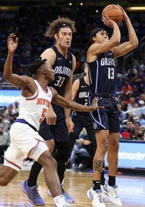October 22, 2021, Orlando, Florida, USA: The Orlando Magic s Robin Lopez (33) sets a pick for the New York Knicks Immanuel Quickley (5) as the Magic s R.J. Hampton (13) shoots at the Amway Center in Orlando, Florida, on Friday, Oct. 22, 2021. Orlando USA - ZUMAm67_ 20211022_zaf_m67_023 Copyright: xStephenxM.xDowellx