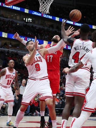 October 22, 2021, Chicago, IL: The Chicago Bulls Nikola Vucevic (9) and the New Orleans Pelicans Jonas Valanciunas (17) reach for a loose ball in the first quarter at United Center on Friday, Oct. 22, 2021, in Chicago. Chicago - ZUMAm67_ 20211022_zaf_m67_026 Copyright: xJohnxJ.xKimx