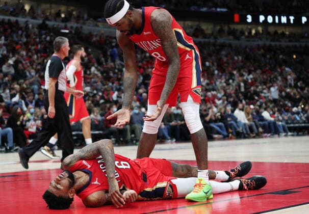 October 22, 2021, Chicago, Illinois, USA: The New Orleans Pelicans Nickeil Alexander-Walker (6) lies on the floor after a play in the third quarter against the Chicago Bulls at United Center. Chicago - ZUMAm67_ 20211022_zaf_m67_028 Copyright: xJohnxJ.xKimx